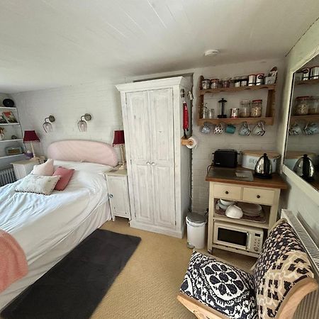 Cosy Cottage Ground Floor Bedroom Ensuite With Private Entrance Chichester Esterno foto