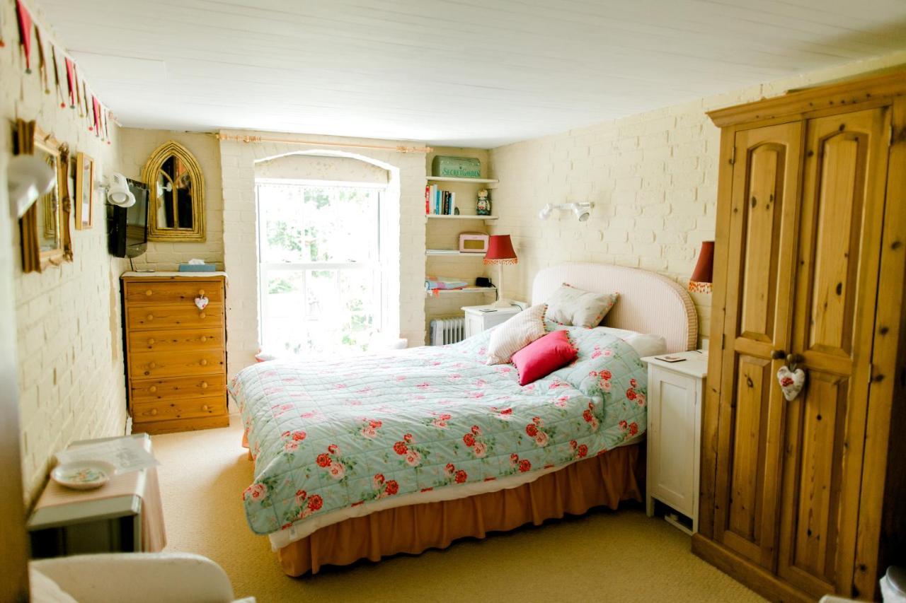 Cosy Cottage Ground Floor Bedroom Ensuite With Private Entrance Chichester Esterno foto
