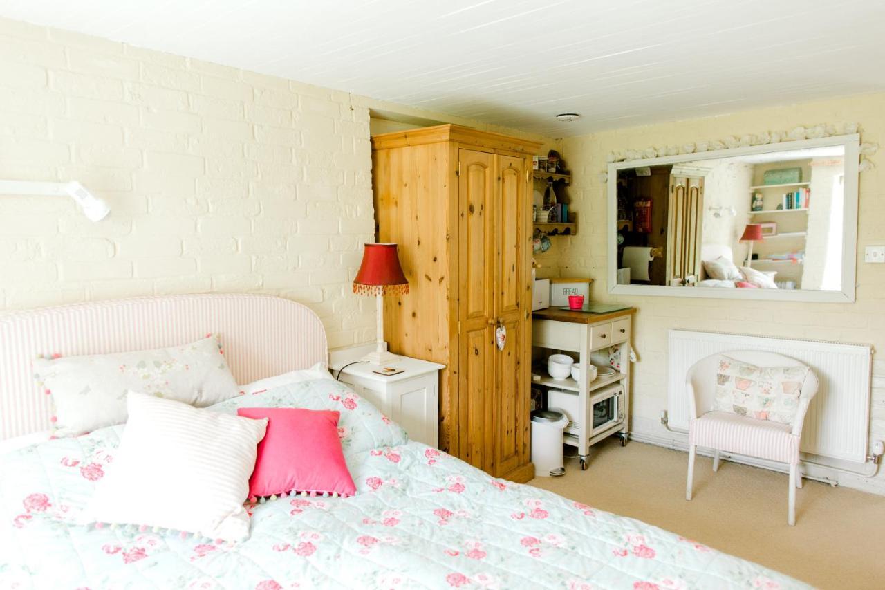 Cosy Cottage Ground Floor Bedroom Ensuite With Private Entrance Chichester Esterno foto