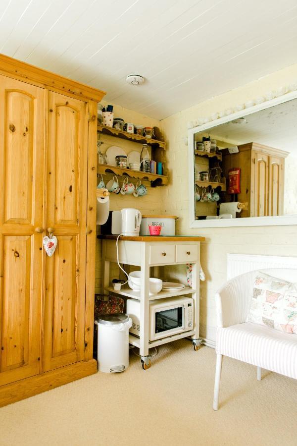 Cosy Cottage Ground Floor Bedroom Ensuite With Private Entrance Chichester Esterno foto