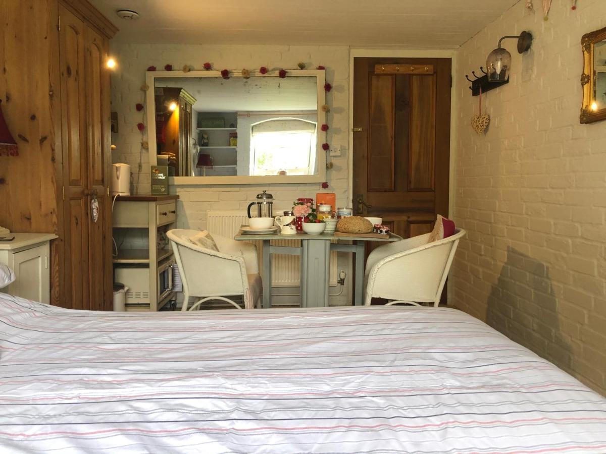 Cosy Cottage Ground Floor Bedroom Ensuite With Private Entrance Chichester Esterno foto