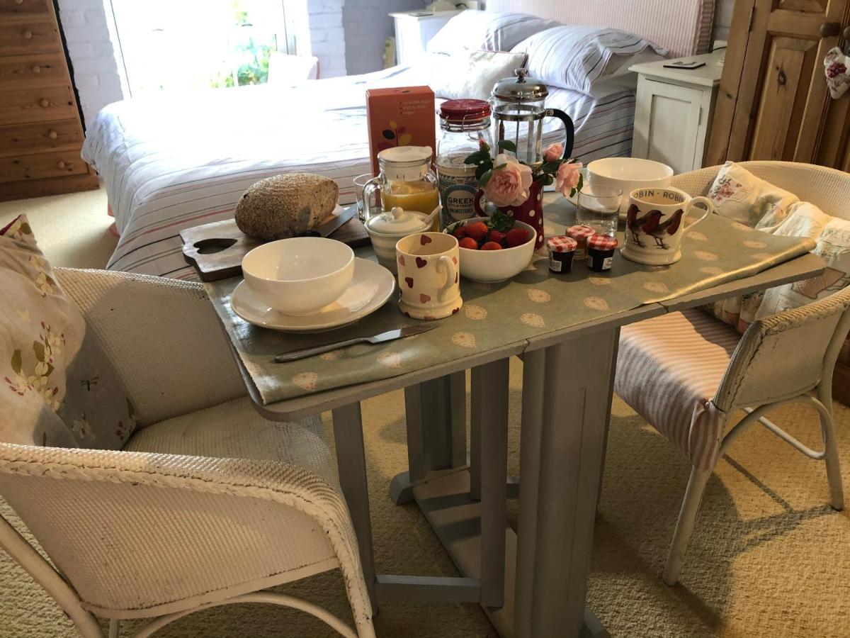 Cosy Cottage Ground Floor Bedroom Ensuite With Private Entrance Chichester Esterno foto